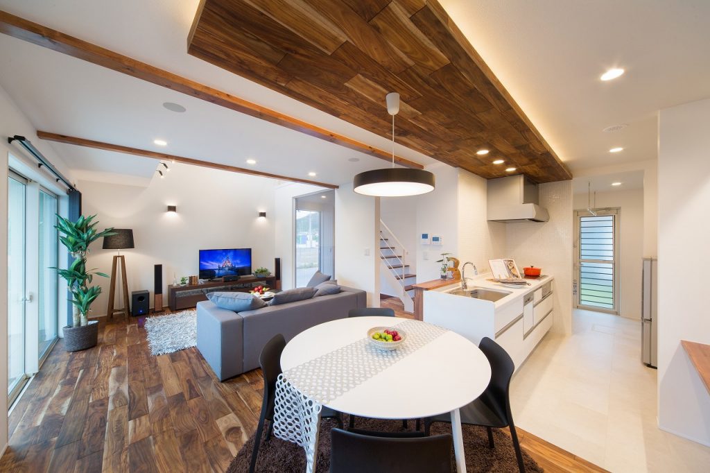 キッチンを中心に連続した空間は、廊下ゼロの活用性の高い家事動線を確保。 家事の負担のかかりにくい設計になっています。