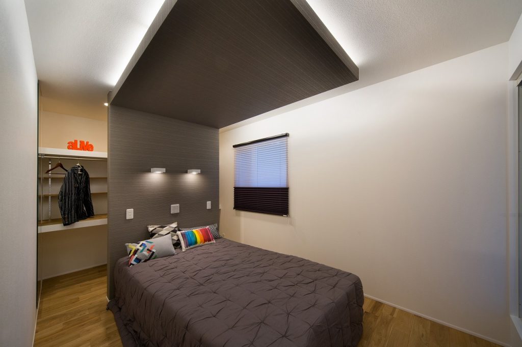 寝室は書斎にもなるクローゼットで、多用途な使い方に対応。